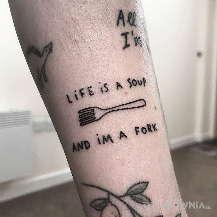 Tatuaż life is a soup w motywie napisy i stylu ignorant na przedramieniu