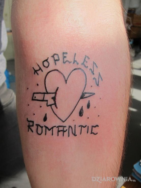 Tatuaż zakochany bez nadziei w motywie pozostałe i stylu ignorant na łydce
