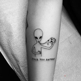 Tatuaż Fuck you anyway na przedramieniu motyw: postacie styl: ignorant