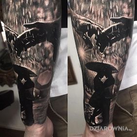 Tatuaż Para pod parasolem na przedramieniu motyw: czarno-szare styl: realistyczne