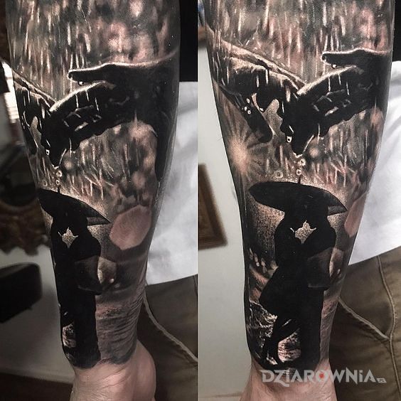 Tatuaż para pod parasolem w motywie czarno-szare i stylu realistyczne na przedramieniu