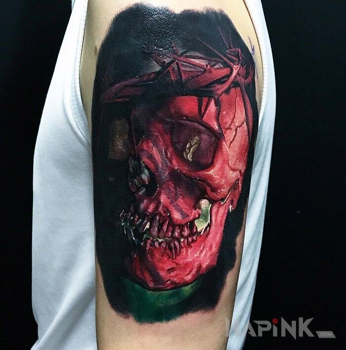 Tattoo Czaszka z cierniami in skulls motif on the upper arm