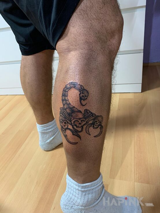 Tattoo Skorpion in animals motif and graphic / illustrative style on the calf