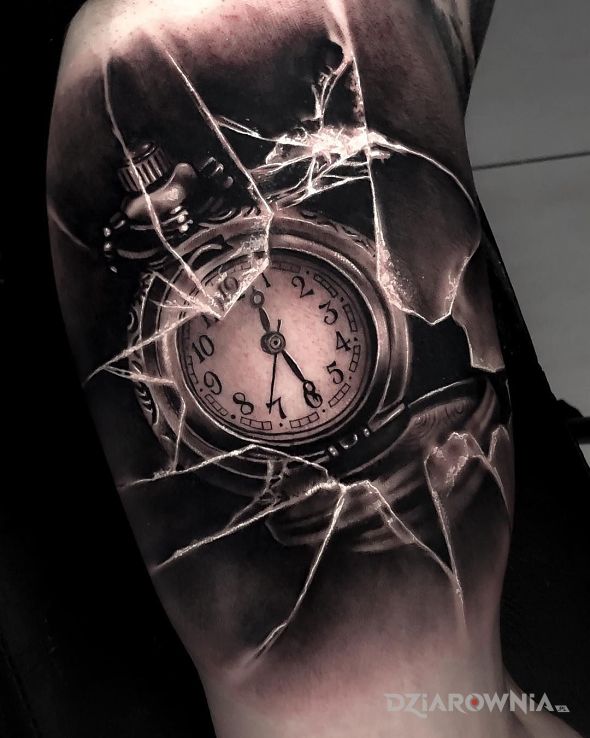 Tatuaż kieszonkowy zegarek w motywie przedmioty i stylu realistyczne na ramieniu