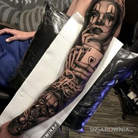 Tatuaż Bad dziewczyny na ramieniu motyw: 3D styl: chicano