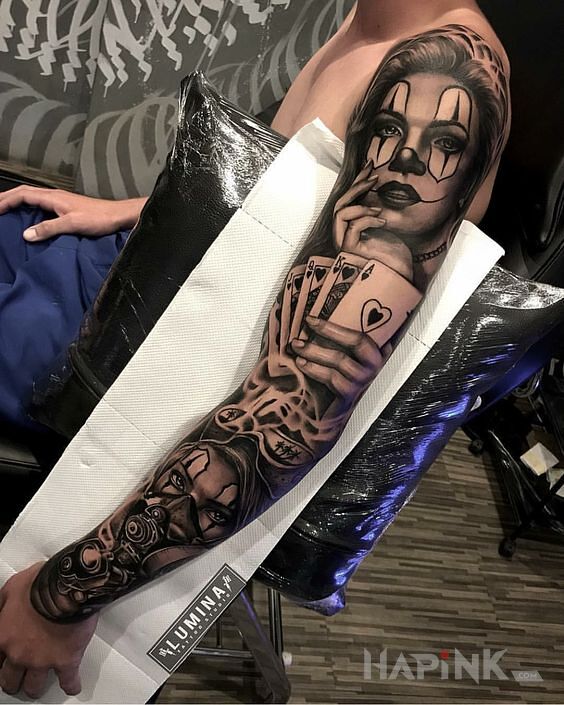 Tattoo Bad dziewczyny in 3D motif and realistic style on the upper arm