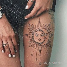 Tatuaż Słońce z kolegą Księżycem na nodze motyw: czarno-szare styl: graficzne / ilustracyjne