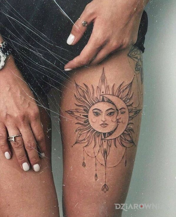 Tatuaż słońce z kolegą księżycem w motywie czarno-szare i stylu graficzne / ilustracyjne na nodze