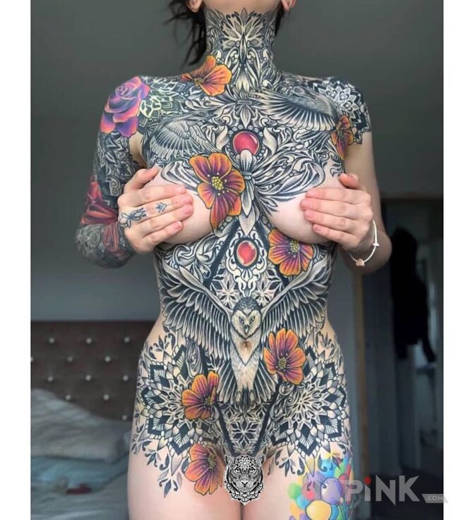 Tattoo Damski garnitur in sexy motif and graphic / illustrative style between the breasts