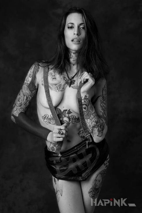 Tattoo Wydziarana dzierlatka in characters motif on the stomach