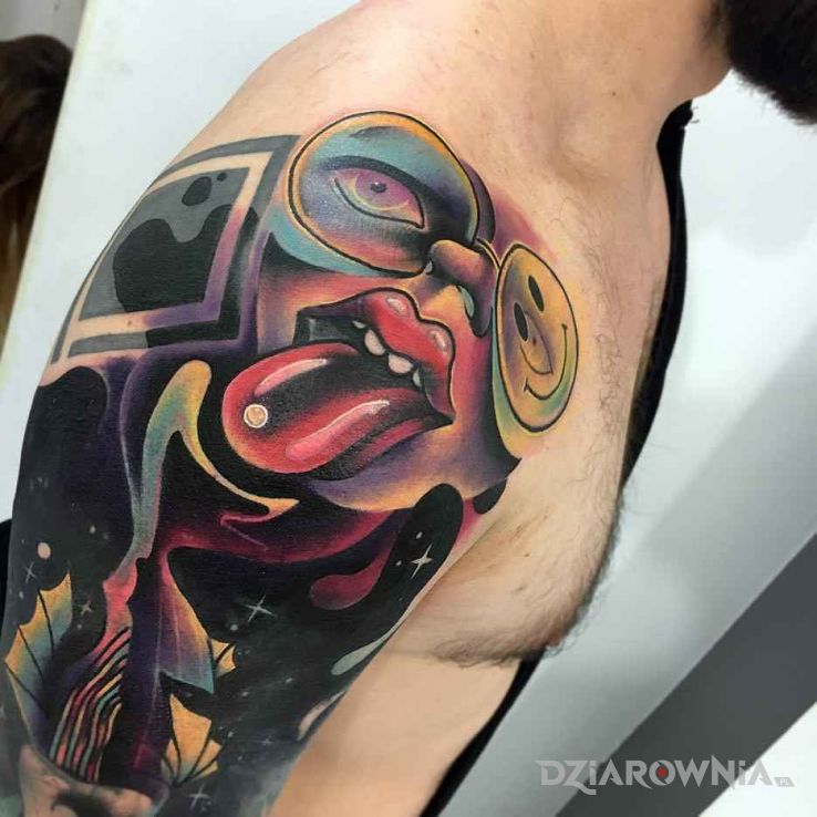 Tatuaż las vegas parano w motywie kolorowe i stylu surrealistyczne na ramieniu