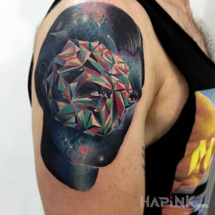 Tattoo Twarz bez nosa i ust in colorful motif and surrealistic style on the upper arm