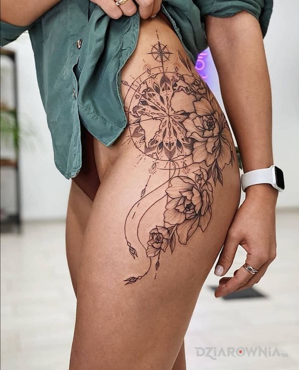 Tatuaż róża wiatru z boczku w motywie czarno-szare i stylu graficzne / ilustracyjne na nodze