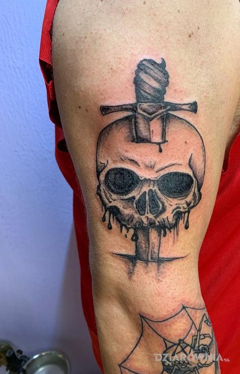 Tatuaż miecz czaszka w motywie czarno-szare i stylu realistyczne na ramieniu