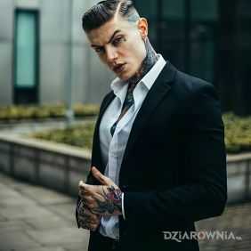 Tatuaż Tatuaże pod garniturem na dłoni motyw: zwierzęta styl: oldschool