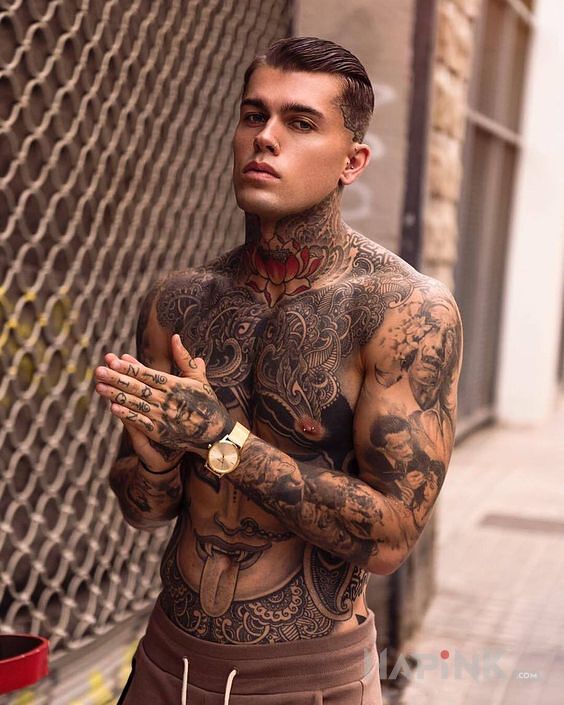 Tattoo Wytatuowany chłopak in faces motif and realistic style on the upper arm