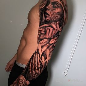 Tatuaż Portret z dłońmi na przedramieniu motyw: rękawy styl: realistyczne
