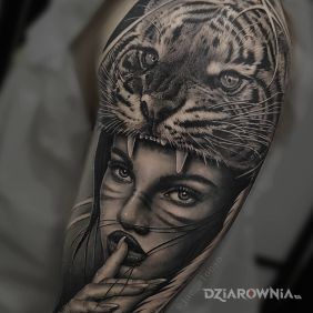 Tatuaż Tygrysia mama na ramieniu motyw: czarno-szare styl: realistyczne