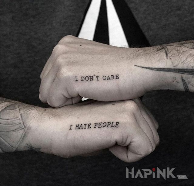 Tattoo Nie obchodzi mnie in lettering motif and calligraphy style on the hand