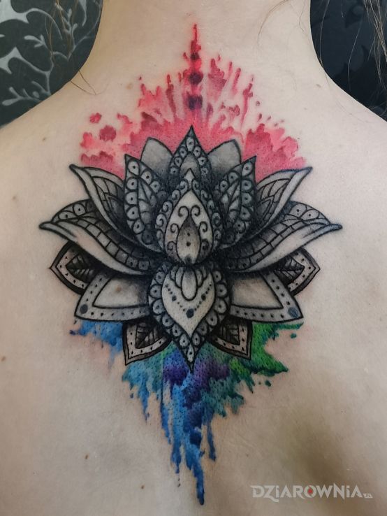 Tatuaż mandala watercolor w motywie kwiaty i stylu watercolor na plecach
