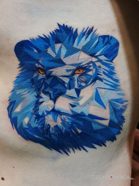 Tatuaż lew w motywie kolorowe i stylu abstrakcyjne na klatce