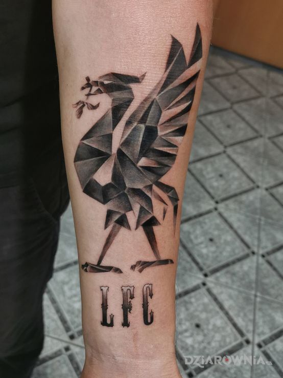 Tatuaż liverpool w motywie czarno-szare i stylu graficzne / ilustracyjne na przedramieniu