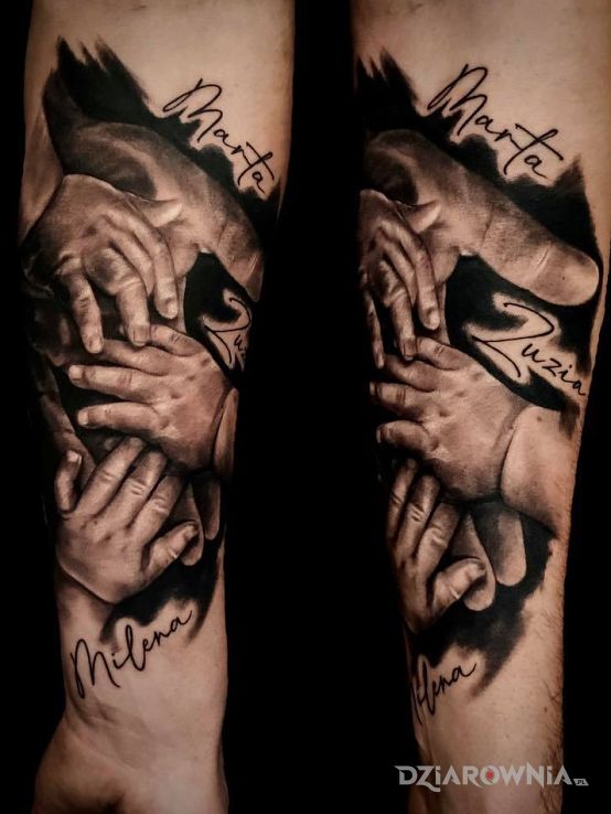 Tatuaż rodzina dłonie w motywie czarno-szare i stylu realistyczne na przedramieniu