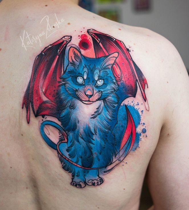 Tatuaż kot ze skrzydłami w motywie zwierzęta i stylu watercolor na plecach