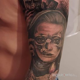 Tatuaż Rękaw z motywem Kuby Rozpruwacza na nadgarstku motyw: postacie styl: realistyczne