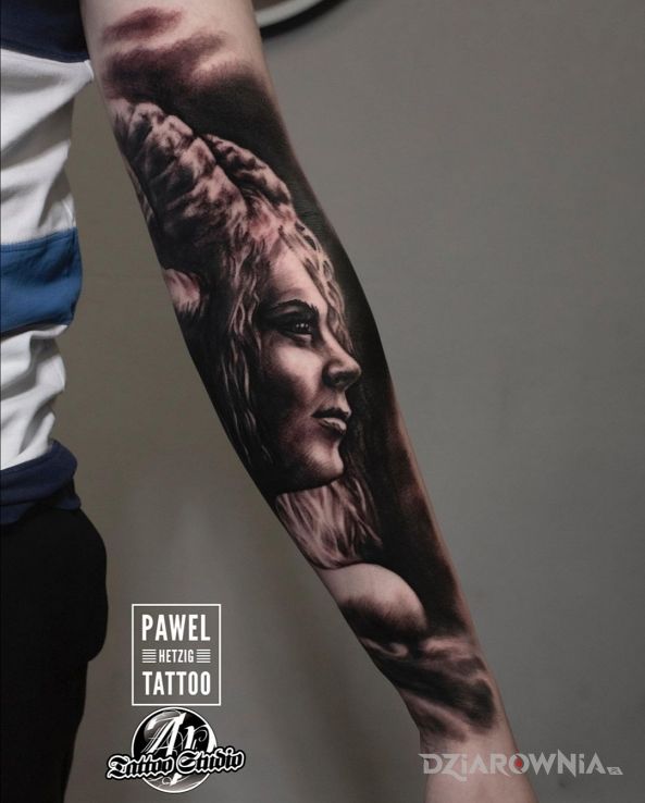 Tatuaż diablica w motywie 3D i stylu realistyczne na przedramieniu