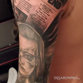 Tatuaż Rękaw z motywem Kuby Rozpruwacza na ramieniu motyw: rękawy styl: realistyczne