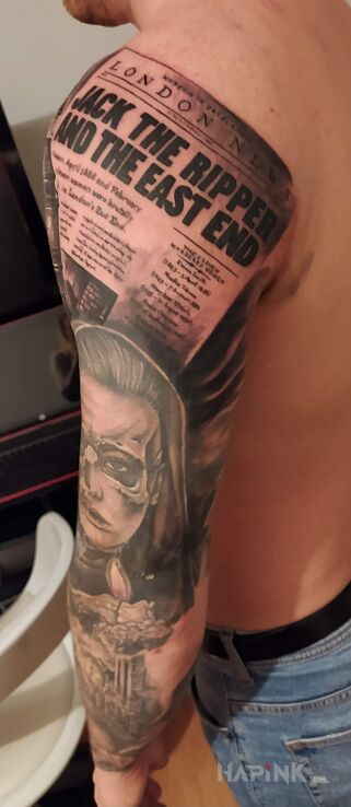 Tattoo Rękaw z motywem Kuby Rozpruwacza in black and gray motif and realistic style on the upper arm