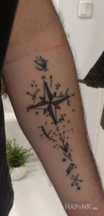 Tattoo Róża wiatrów in other motif and graphic / illustrative style on the forearm
