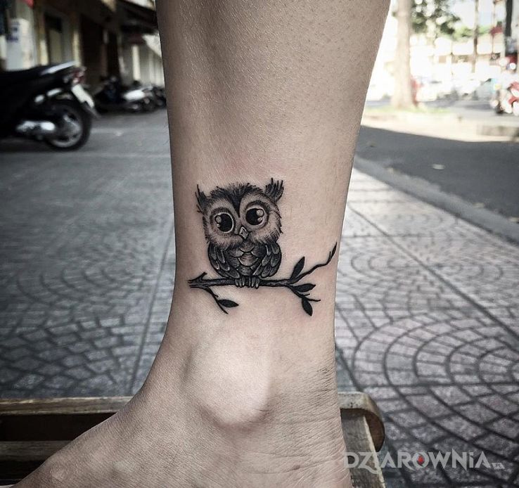 Tatuaż słodka sowa w motywie zwierzęta na nodze