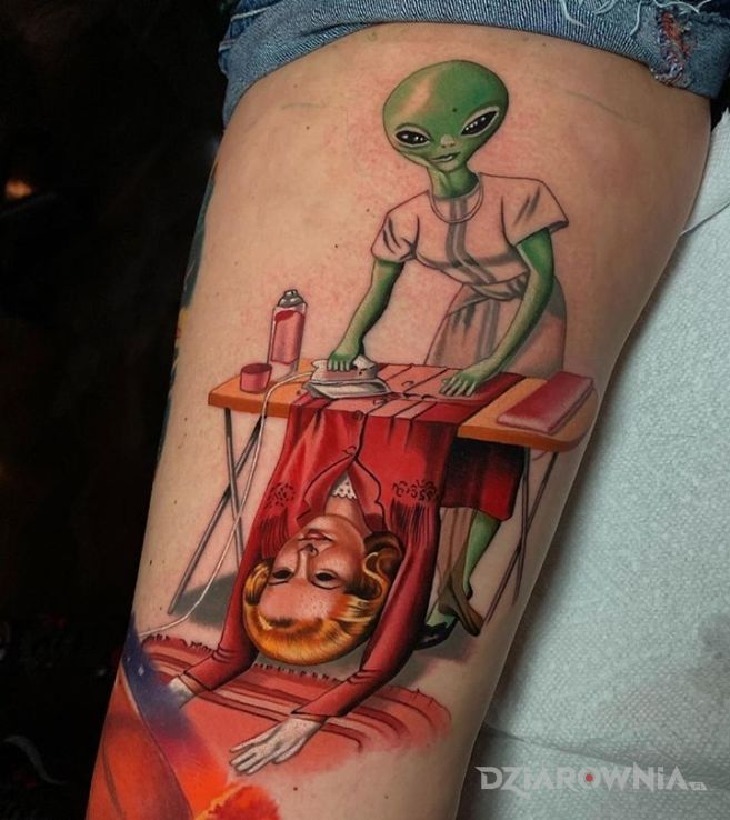Tatuaż kosmita w motywie kolorowe i stylu realistyczne na łydce