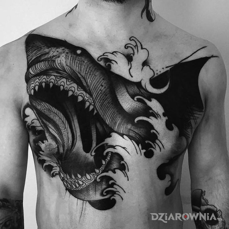 Tatuaż czarny rekin w motywie mroczne i stylu blackwork / blackout na brzuchu