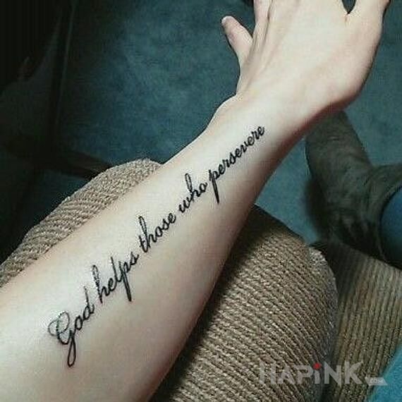 Tattoo Komu pomaga bóg in lettering motif and calligraphy style on the forearm