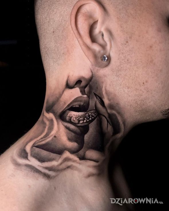 Tatuaż językiem po szyi w motywie czarno-szare i stylu realistyczne na szyi