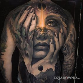 Tatuaż Twarz w dloniach na łopatkach motyw: kolorowe styl: realistyczne