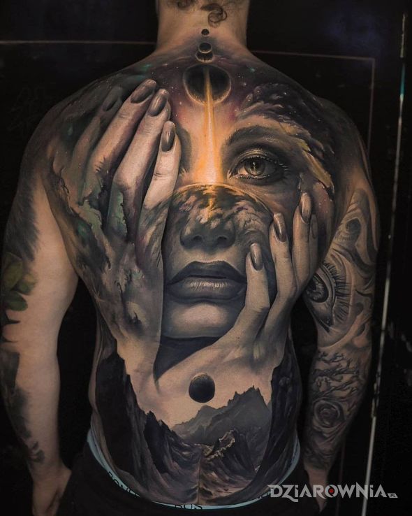 Tatuaż twarz w dloniach w motywie 3D i stylu realistyczne na łopatkach