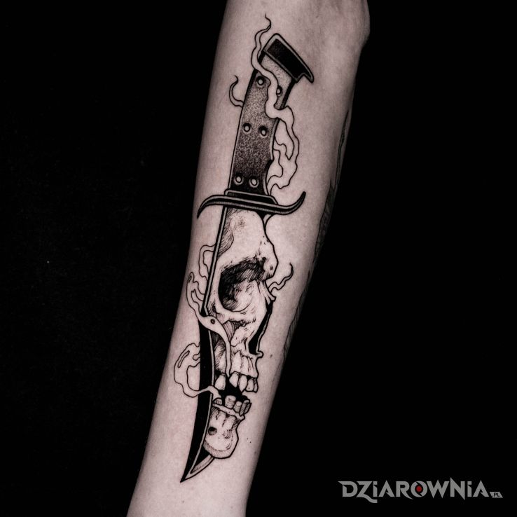 Tatuaż nóż  czaszka  dym w motywie czarno-szare i stylu dotwork na przedramieniu