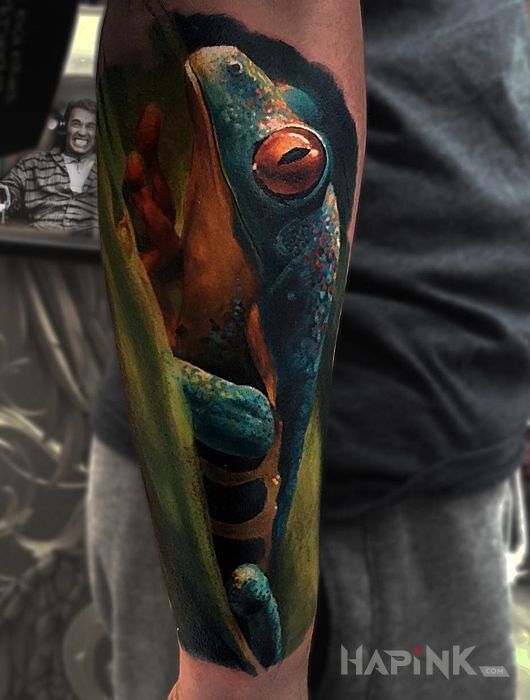 Tattoo Żaba in animals motif and realistic style on the forearm