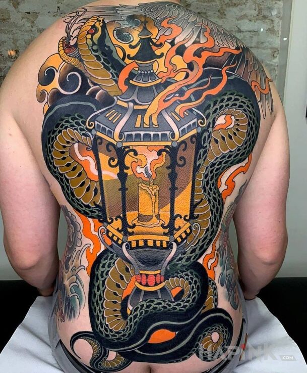 Tattoo Neo wąż in objects motif and neo-traditional style on the back