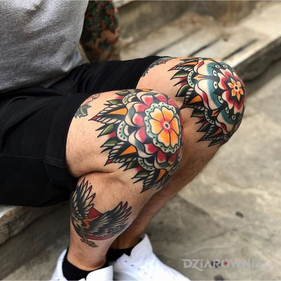 Tatuaż kolorowe kolana w motywie kwiaty i stylu oldschool na kolanie