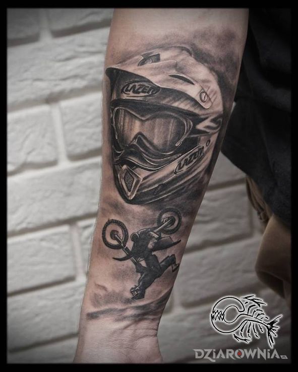 Tatuaż moto w motywie 3D i stylu realistyczne na przedramieniu