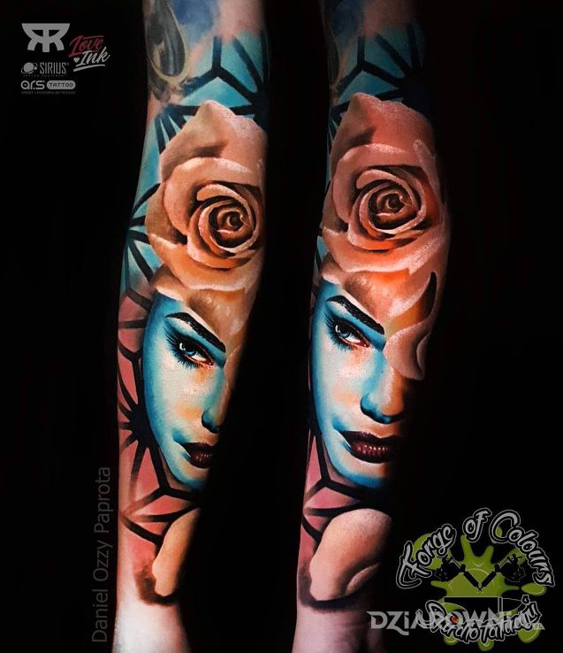 Tatuaż kobieca twarz z różą w motywie kolorowe i stylu realistyczne na przedramieniu