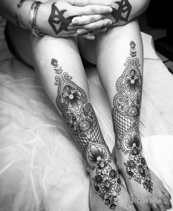 Tatuaż ornamenty w motywie pozostałe na nodze
