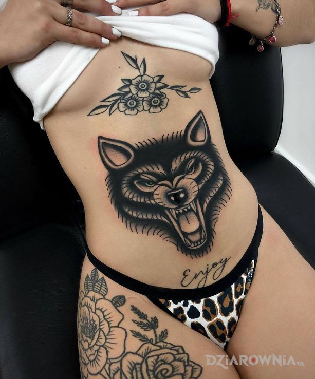 Tatuaż zły wilk w motywie kwiaty i stylu graficzne / ilustracyjne na nodze