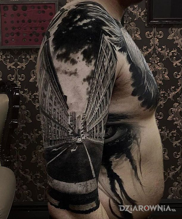 Tatuaż na ulicy w motywie czarno-szare i stylu realistyczne na ramieniu