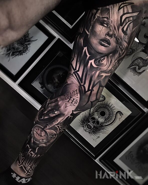 Tattoo Ręka na zegarku in faces motif and realistic style on the calf